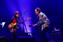 左からなかむらしょーこ（B）、井上陽水。（撮影：三浦憲治）