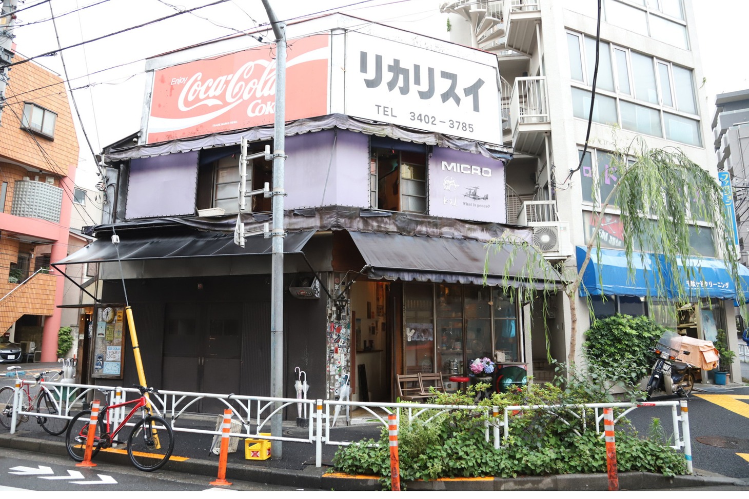 リカリスイビルは昭和35年築の一戸建て。bar bonoboはこの建物の中にある。