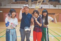 J☆Dee'Zとマイクロドローンを操縦した増田勝彦氏。