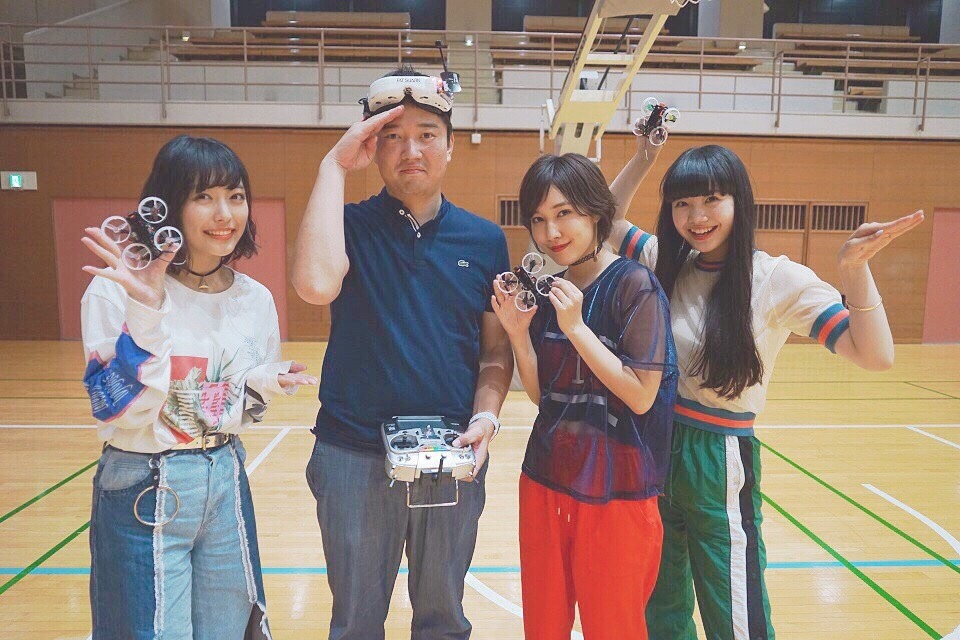 J☆Dee'Zとマイクロドローンを操縦した増田勝彦氏。