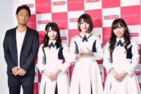 左から株式会社レコチョクの執行役員・柴崎栄太郎氏、柿崎芽実、佐々木美玲、齊藤京子。