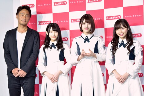 左から株式会社レコチョクの執行役員・柴崎栄太郎氏、柿崎芽実、佐々木美玲、齊藤京子。