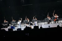 チャットモンチーと“チャットモンチーアンサンブル”。（撮影：古溪一道）