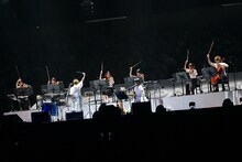 チャットモンチーと“チャットモンチーアンサンブル”。（撮影：古溪一道）