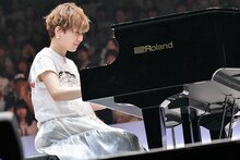 「サラバ青春」を弾く福岡晃子。（撮影：古溪一道）