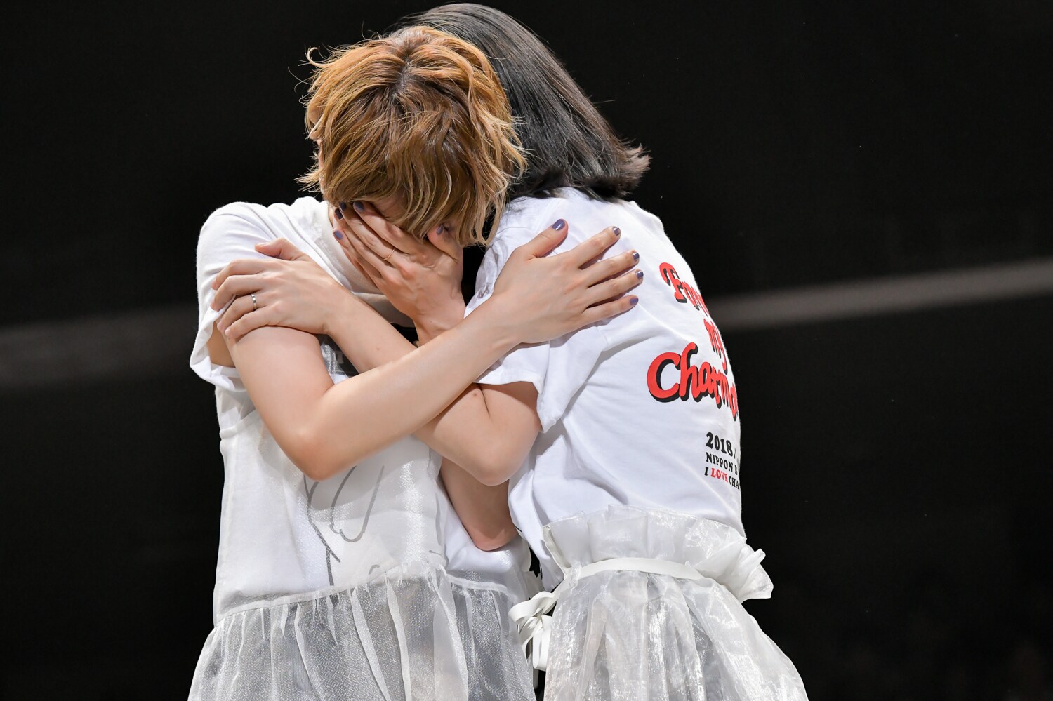 チャットモンチー サイン入 販促ポスター B2 橋本絵莉子 福岡晃子 涙をこぼす福岡晃子に寄り添う橋本絵莉子。（撮影：古溪一道） [画像