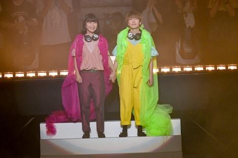 手をつないでステージに登場した橋本絵莉子と福岡晃子。（撮影：古溪一道）