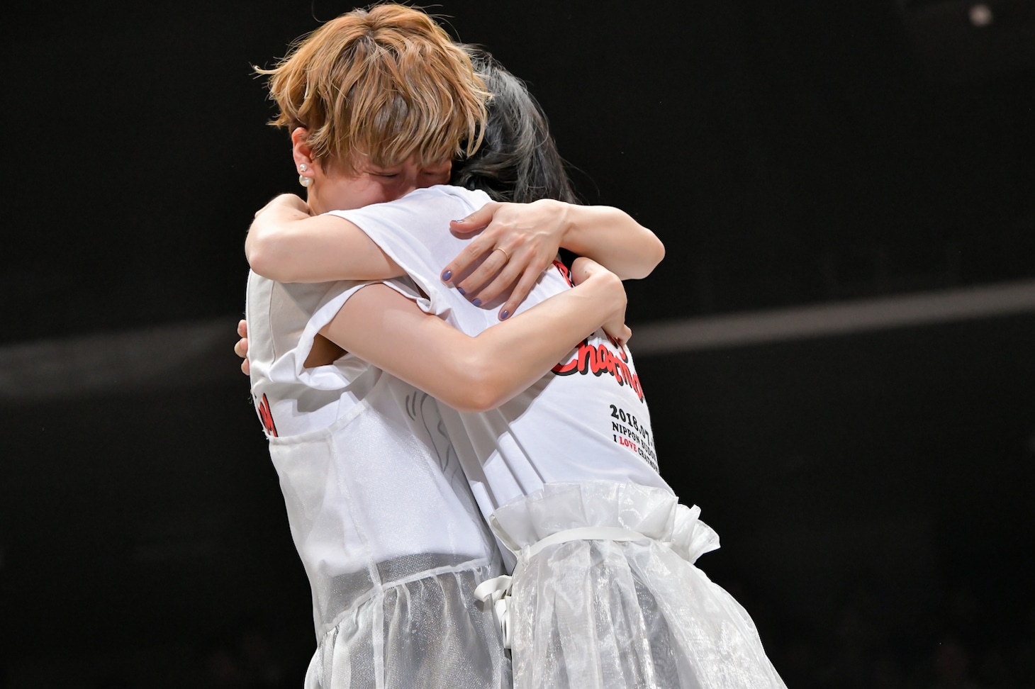 堅く抱き合う福岡晃子と橋本絵莉子。（撮影：古溪一道）