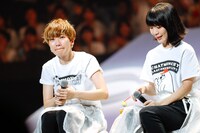 ステージの段差に腰かけて話をする福岡晃子と橋本絵莉子。（撮影：上山陽介）