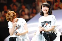 ステージの段差に腰をかけて話をする福岡晃子と橋本絵莉子。（撮影：上山陽介）