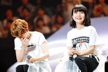 ステージの段差に腰をかけて話をする福岡晃子と橋本絵莉子。（撮影：上山陽介）