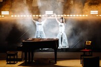 ステージを去っていくチャットモンチー。（撮影：上山陽介）