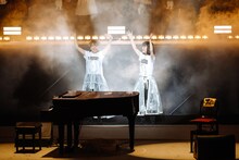 ステージを去っていくチャットモンチー。（撮影：上山陽介）