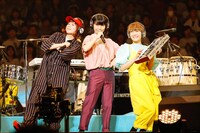 DJみそしるとMCごはんとチャットモンチー。（撮影：上山陽介）