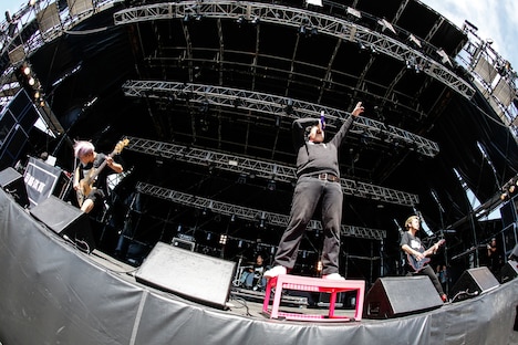 岡崎体育のステージでSiMのSHOW-HATE（G）、SIN（B）、GODRi（Dr）がコラボする様子。（Photo by Kohei Suzuki）