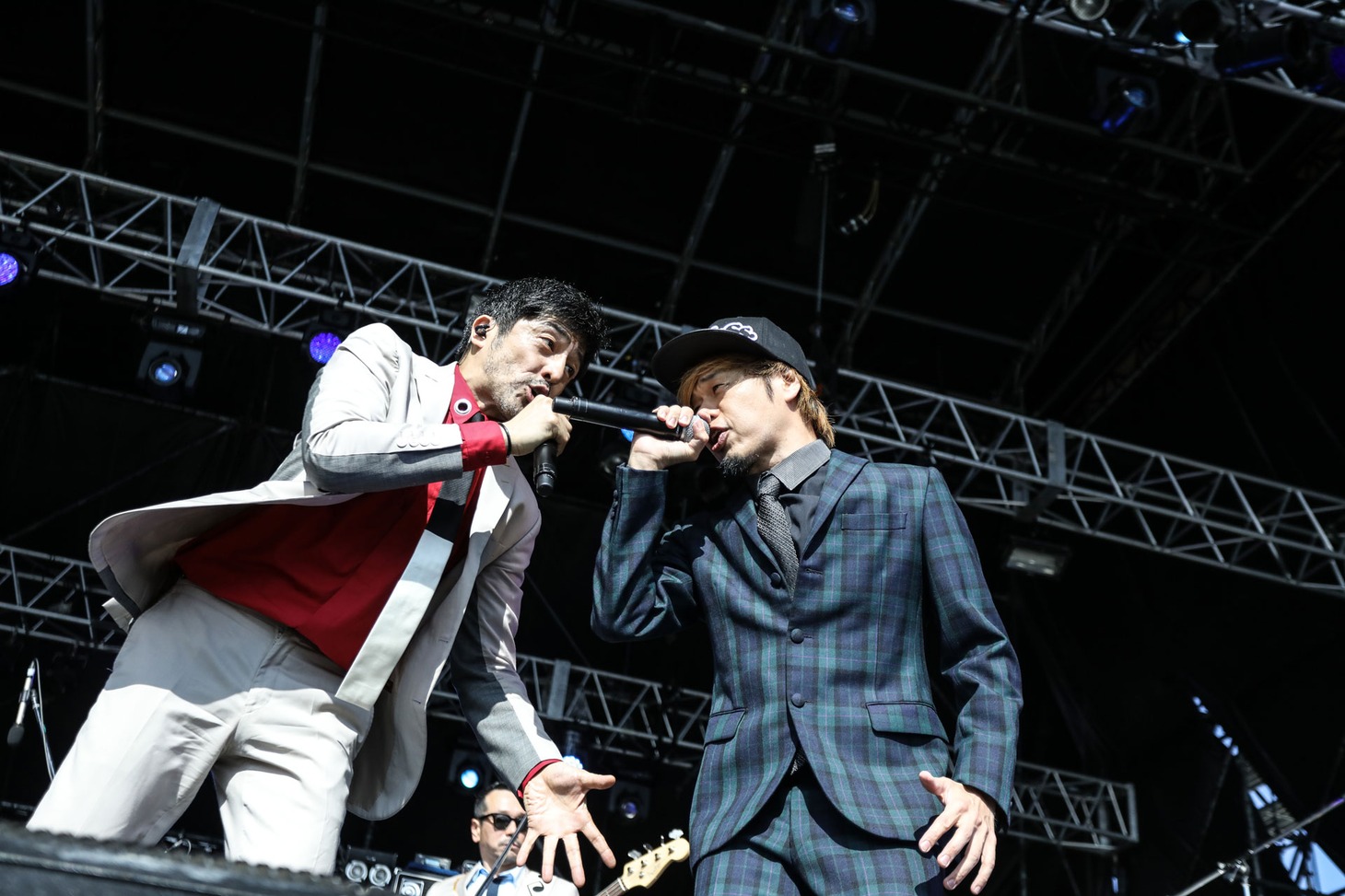 東京スカパラダイスオーケストラのステージ。左から谷中敦（Baritone Sax）、TAKUMA（Vo, G / 10-FEET）。（Photo by Kohei Suzuki）