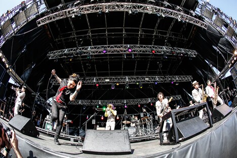 MAH（SiM）と東京スカパラダイスオーケストラ。（Photo by Kohei Suzuki）