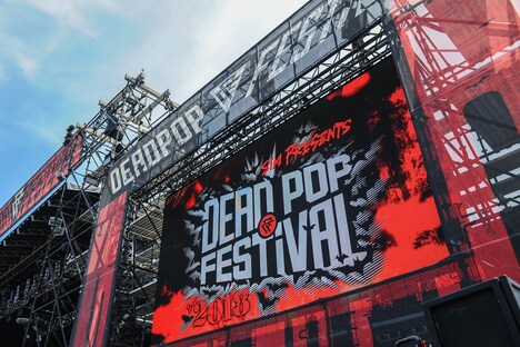 「DEAD POP FESTiVAL 2018」の様子。（Photo by Yuji Honda）