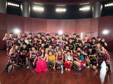 「世界はあなたに笑いかけている」MVの出演者と記念撮影するLittle Glee Monster。