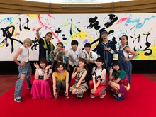 「世界はあなたに笑いかけている」MVの出演者と記念撮影するLittle Glee Monster。