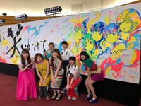 「世界はあなたに笑いかけている」MVの出演者と記念撮影するLittle Glee Monster。