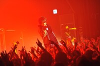 マオ（Vo）（撮影：今元秀明）