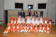 上列左から宇崎竜童、舘ひろし、阿木燿子。そのほかは「パニパニパイナ」に出演する子供たち。