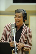 「ビバ！ビバ！バンビーナ」を熱唱する舘ひろし。