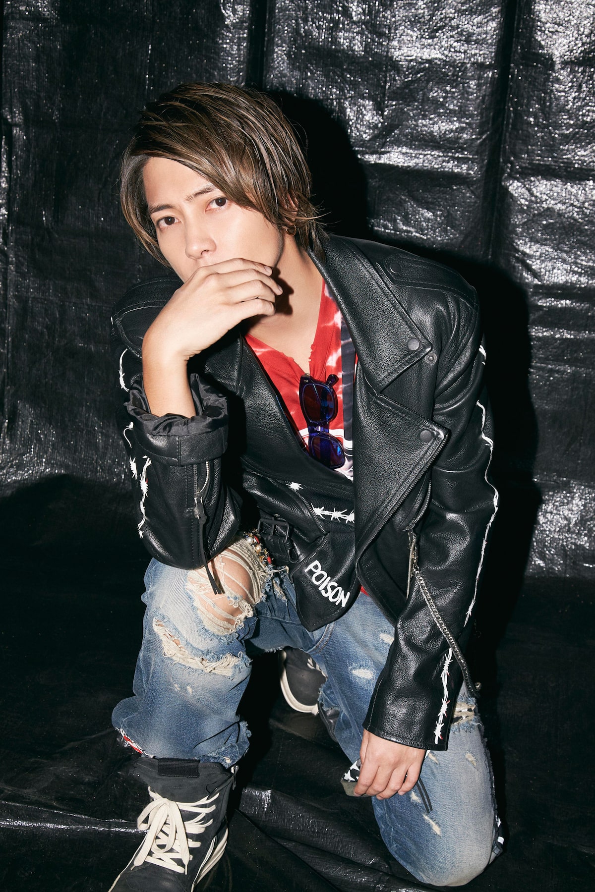 razuさん 0705 （ステージの段差に腰をかけて話をする福岡晃子と橋本  