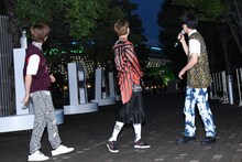 振り返って東京ドームを見つめるリョウガ、ユーキ、ユースケ。