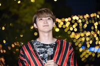 光のアーチを見つめ、うれしそうなユーキ。