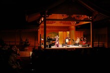 デーモン閣下「うただま プレミアムコンサート」愛知・名古屋能楽堂公演の様子。（写真提供：アリオラジャパン）