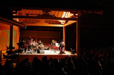 デーモン閣下「うただま プレミアムコンサート」愛知・名古屋能楽堂公演の様子。（写真提供：アリオラジャパン）