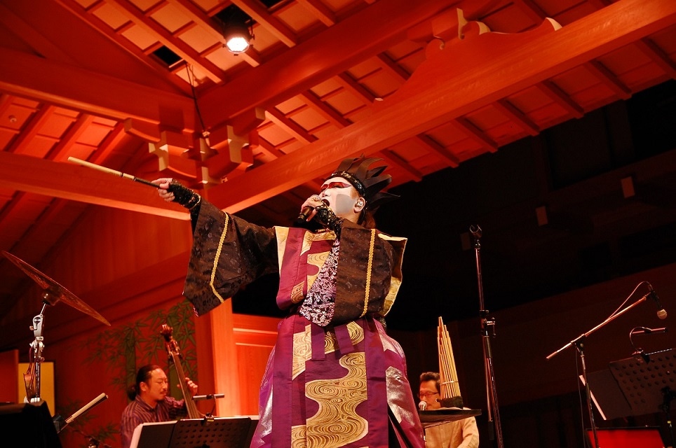 デーモン閣下「うただま プレミアムコンサート」愛知・名古屋能楽堂公演の様子。（写真提供：アリオラジャパン）