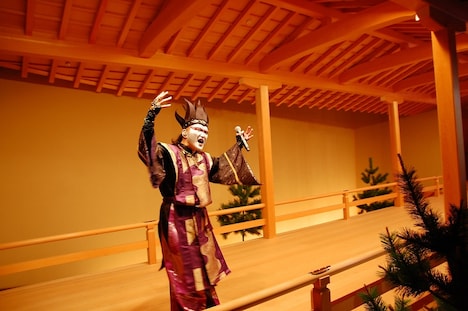 デーモン閣下「うただま プレミアムコンサート」愛知・名古屋能楽堂公演の様子。（写真提供：アリオラジャパン）