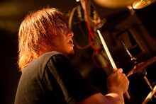 HATANO（Dr / HAWAIIAN6）（撮影：半田安政［Showcase］）