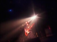 たかはしほのか（Vo, G）（撮影：知衿、みてぃふぉ）