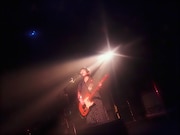 たかはしほのか(Vo, G)(撮影:知衿、みてぃふぉ)