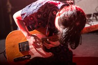 たかはしほのか（Vo, G）（撮影：知衿、みてぃふぉ）