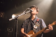 たかはしほのか(Vo, G)(撮影:知衿、みてぃふぉ)