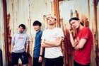 Runny Noizeがサッカー場で演奏、品川ヒロシ手がけた「e」MV
