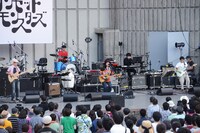 元メンバーが加わったカーネーション。写真左から馬田裕次（B）、徳永雅之（Dr）、直枝政広（Vo, G）、佐藤優介（Key / カメラ＝万年筆）、バンドウジロウ（G）。（撮影：坂田律子）