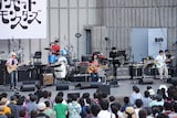 元メンバーが加わったカーネーション。写真左から馬田裕次(B)、徳永雅之(Dr)、直枝政広(Vo, G)、佐藤優介(Key / カメラ=万年筆)、バンドウジロウ(G)。(撮影:坂田律子)