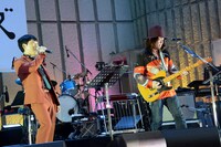 堂島孝平（Vo）と直枝政広（Vo, G）。（撮影：坂田律子）