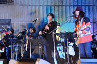 岡村靖幸（Vo, G）と直枝政広（Vo, G）。（撮影：坂田律子）