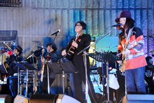 岡村靖幸（Vo, G）と直枝政広（Vo, G）。（撮影：坂田律子）