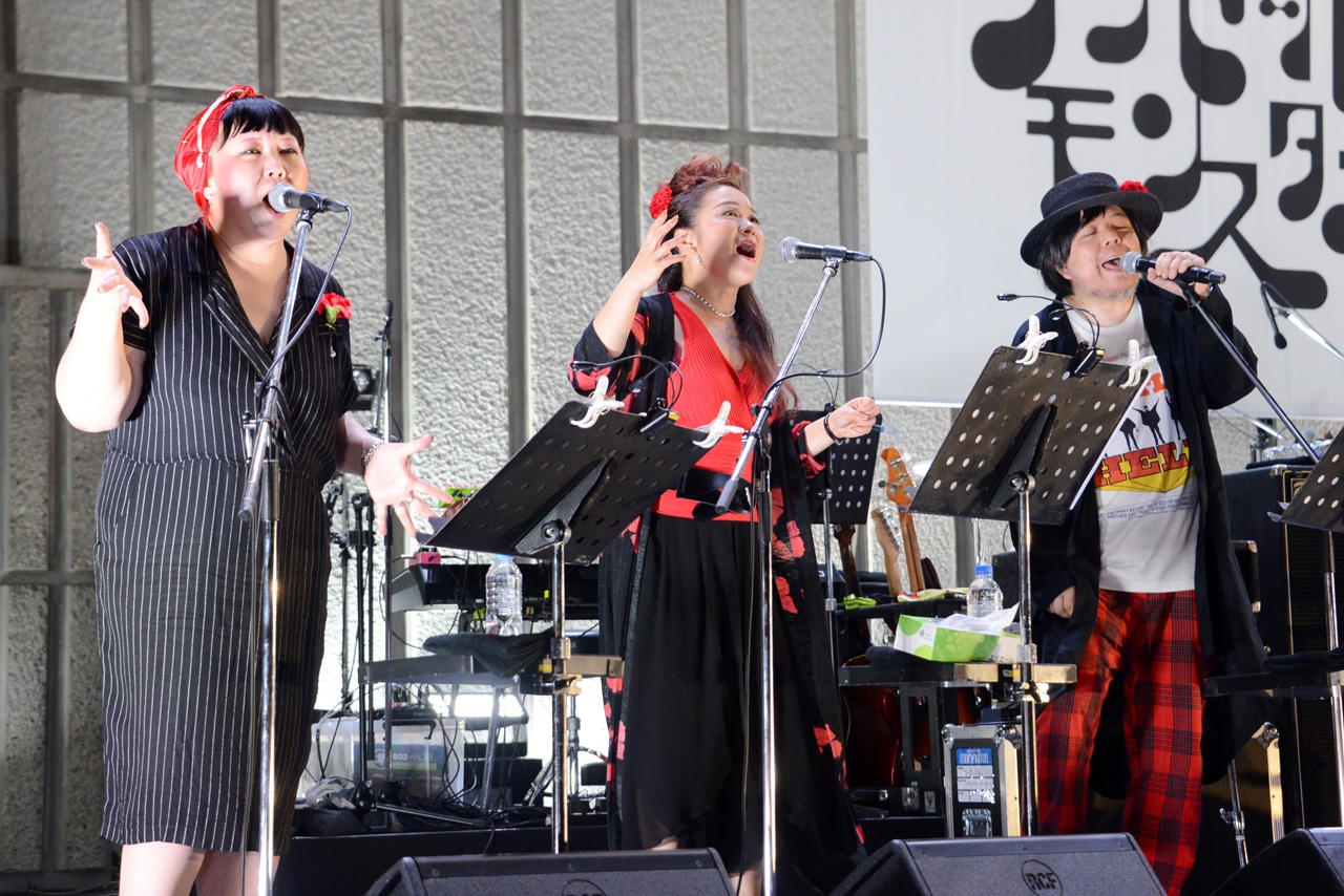 真城めぐみ（Cho / ヒックスヴィル、ましまろ、HEA）、ZOOCO（Cho） 、ケラリーノ・サンドロヴィッチ（Vo）（撮影：坂田律子）