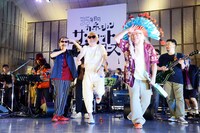 客席を見渡すムーンライダーズの鈴木博文（Blues Harp, Cho）、鈴木慶一（G）、白井良明（G）。（撮影：坂田律子）