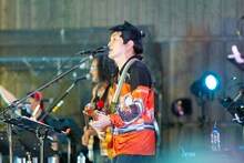 森高千里とのセッション時に、ちょんまげのカツラを着用して歌唱する直枝政広（Vo, G）。（撮影：阪本勇）