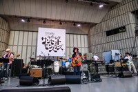 元メンバーが加わったカーネーション。写真左から馬田裕次（B）、矢部浩志（Dr）、直枝政広（Vo, G）、棚谷祐一（Key） 、バンドウジロウ（G）。（撮影：石田昌隆）